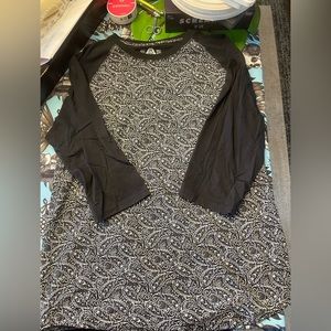 AMERICAN RAG BASEBALL TEE 3/4 SLEEVE BLACK PAISLEY PRINT XL